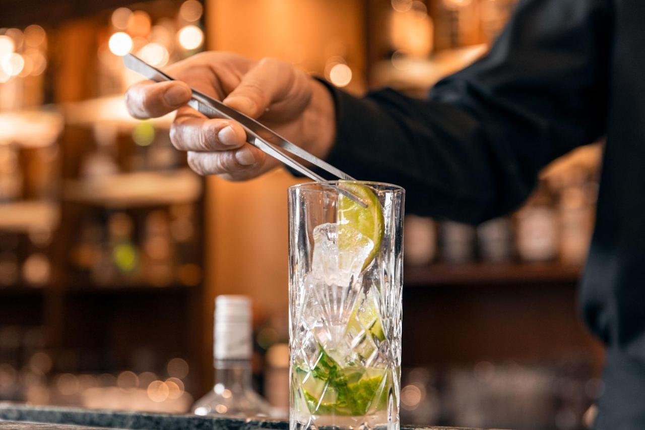 宫殿大酒店 塞萨洛尼基 外观 照片 A bartender preparing a cocktail