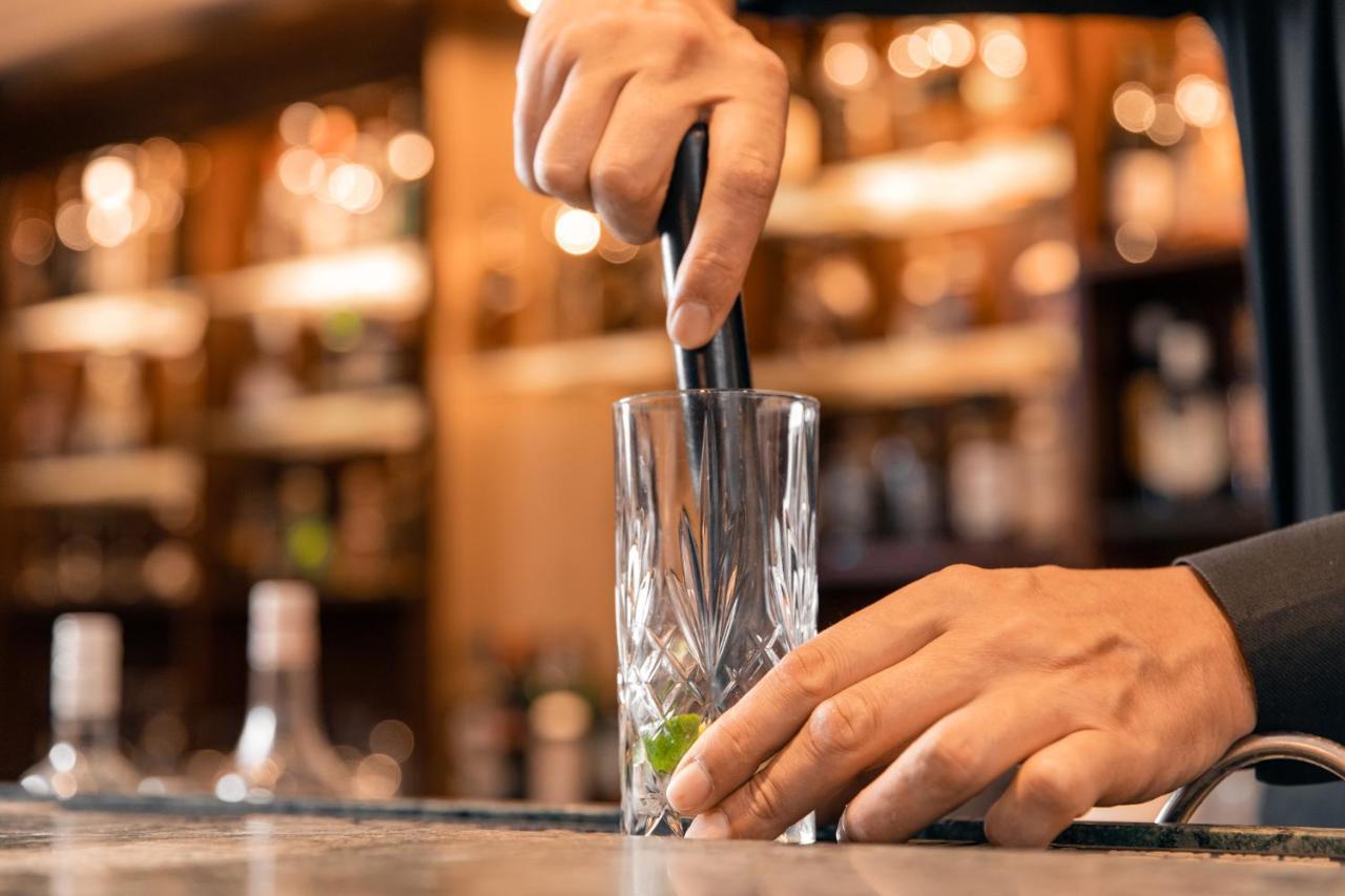 宫殿大酒店 塞萨洛尼基 外观 照片 A bartender muddling a cocktail
