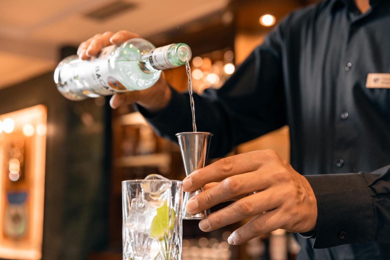 宫殿大酒店 塞萨洛尼基 外观 照片 A bartender pouring a drink