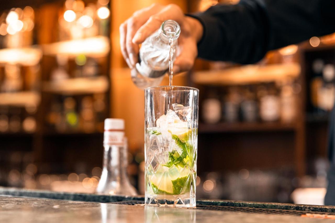 宫殿大酒店 塞萨洛尼基 外观 照片 A bartender topping a drink with soda