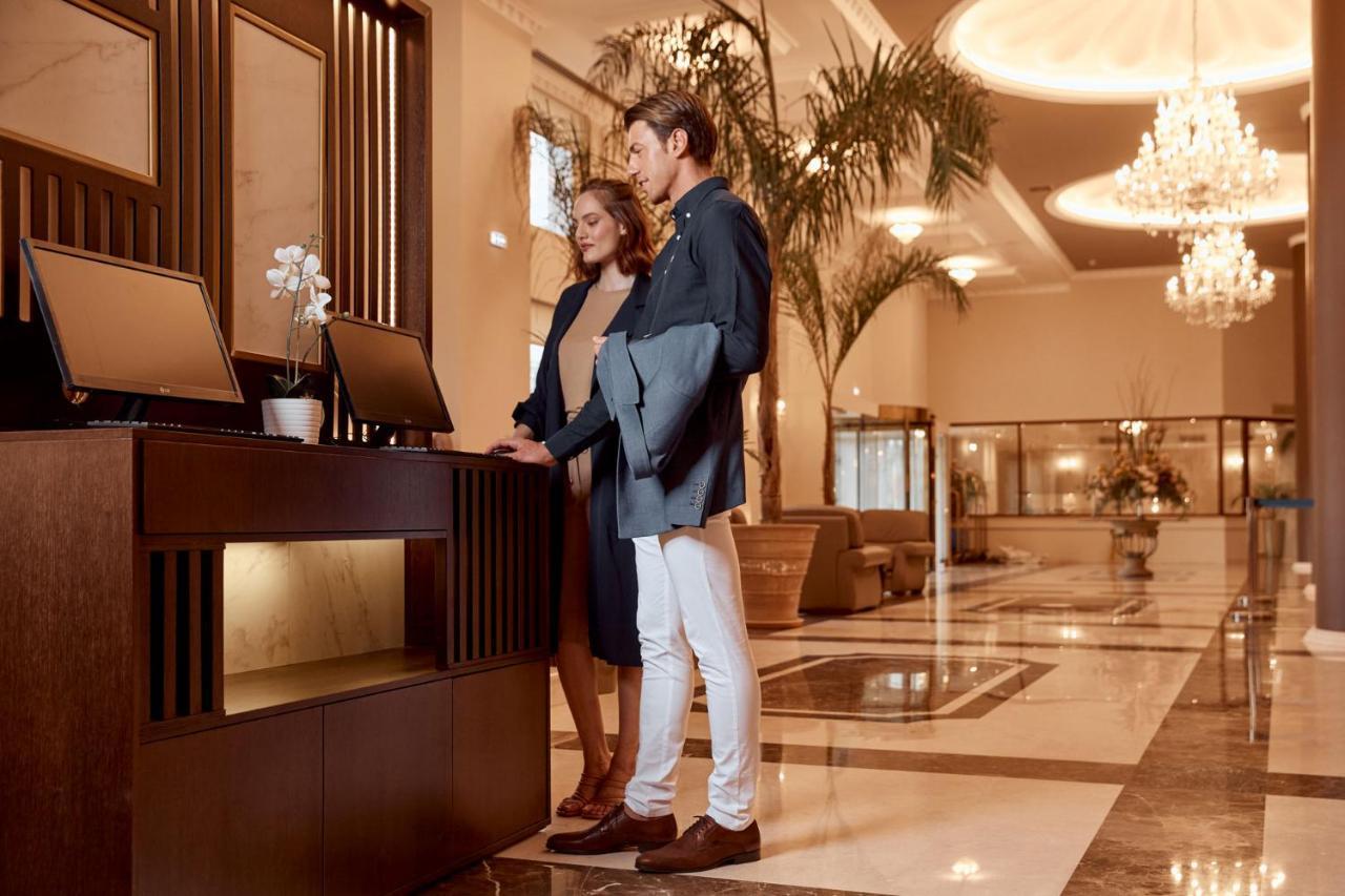 宫殿大酒店 塞萨洛尼基 外观 照片 A hotel receptionist