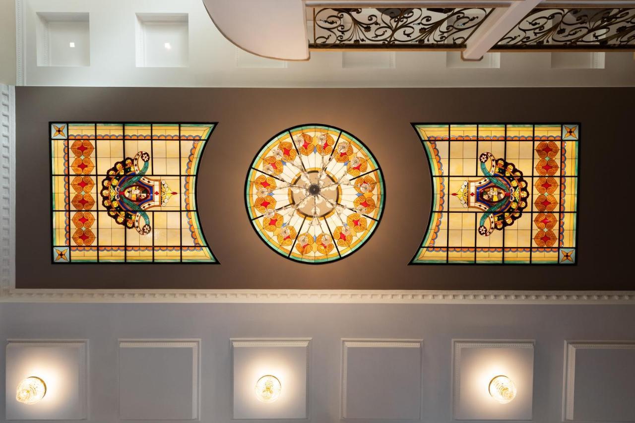 宫殿大酒店 塞萨洛尼基 外观 照片 Stained glass windows in the lobby