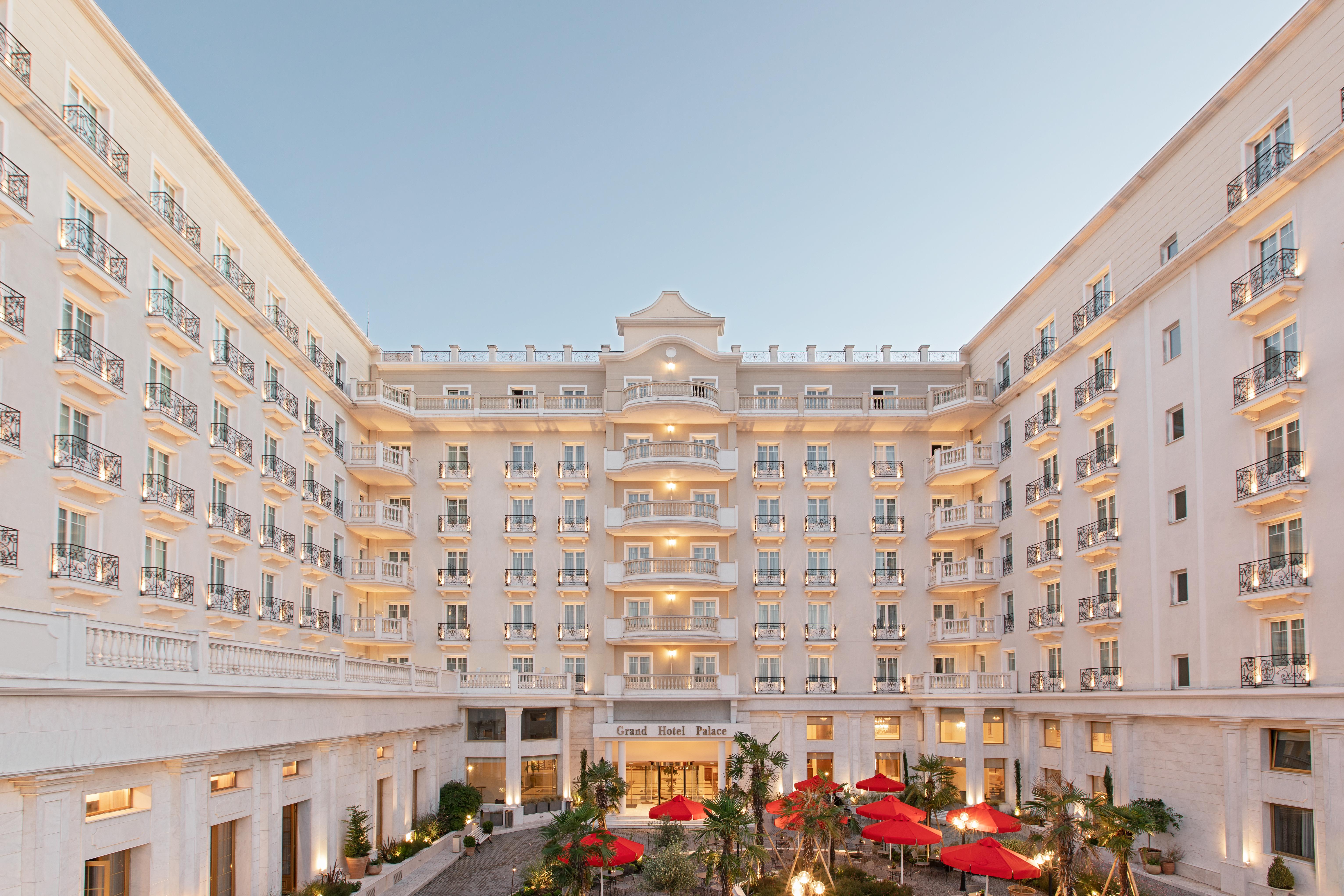 宫殿大酒店 塞萨洛尼基 外观 照片 The hotel's courtyard