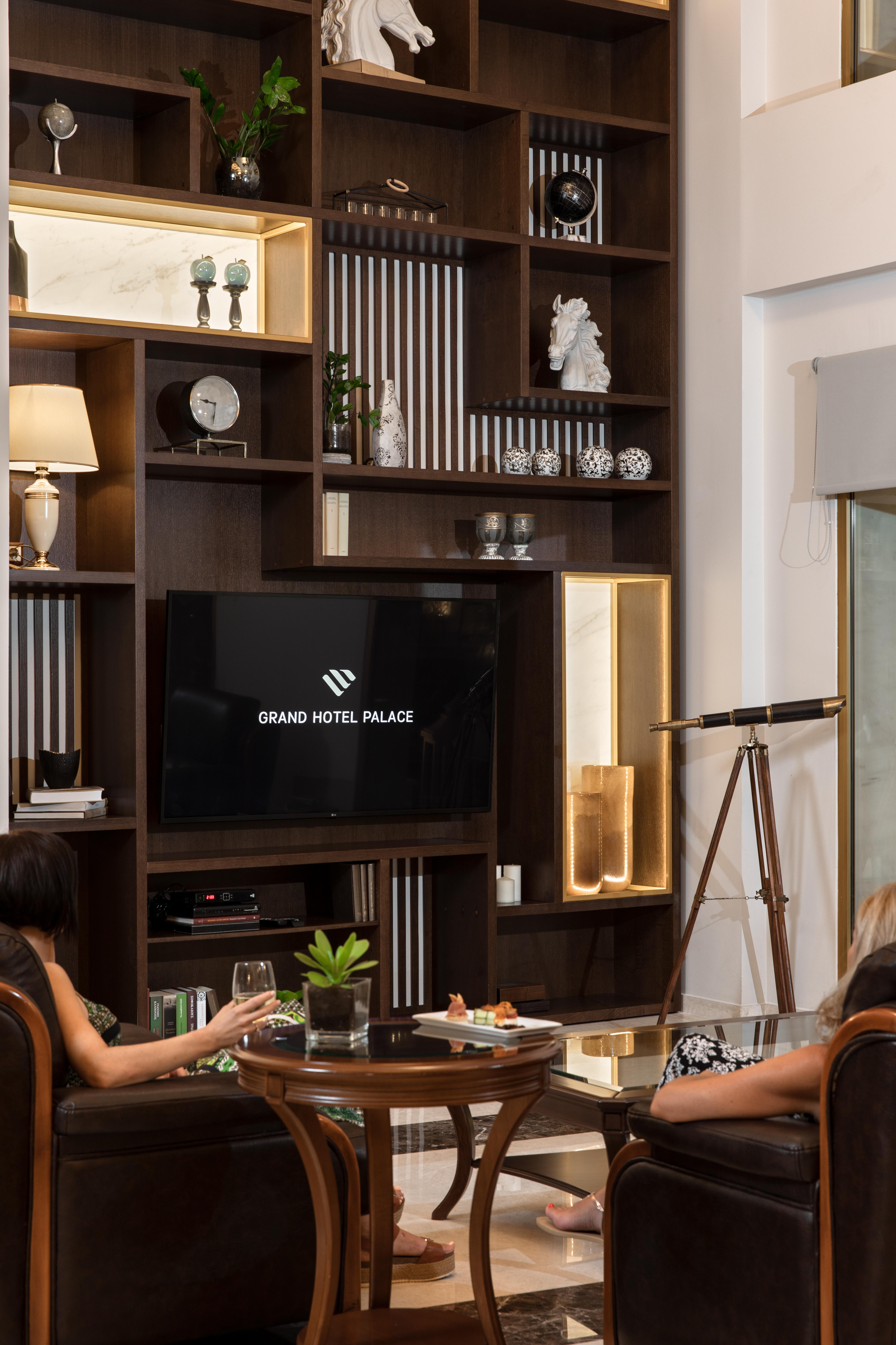 宫殿大酒店 塞萨洛尼基 外观 照片 A television in a hotel room